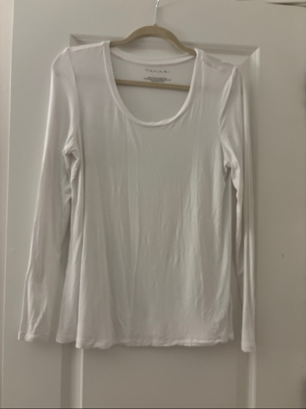 Tahari White Scoop Neck Long Sleeve Tee